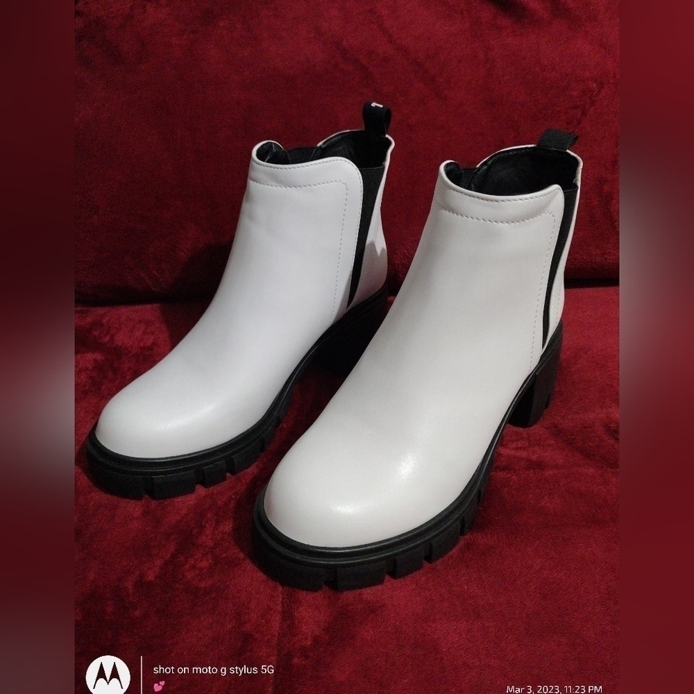 TRUE Religion‎ White Chelsea Boots 8.5